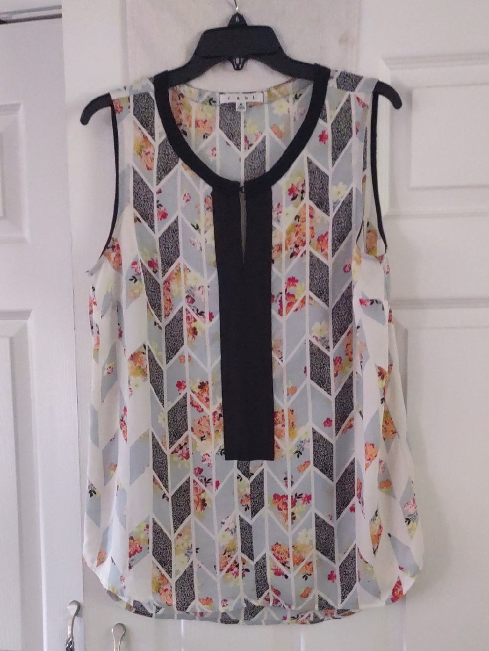 CAbi White Floral Chevron Sleeveless Camisole with Black Placket Size Medium